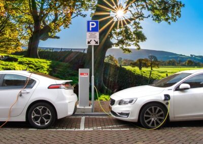 Electric vehicles at charging stations. Image credit: Pixabay.